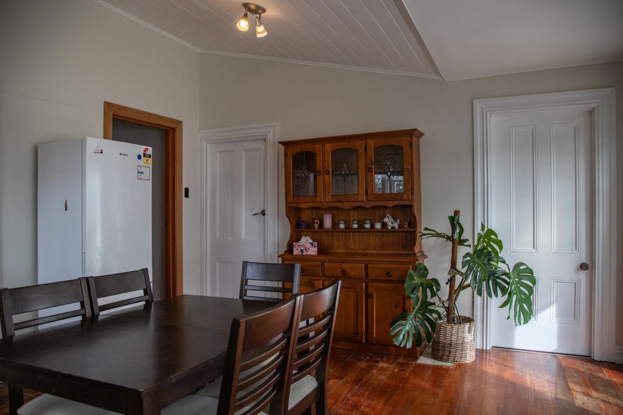 Cottage In The Heart Of Carterton エクステリア 写真