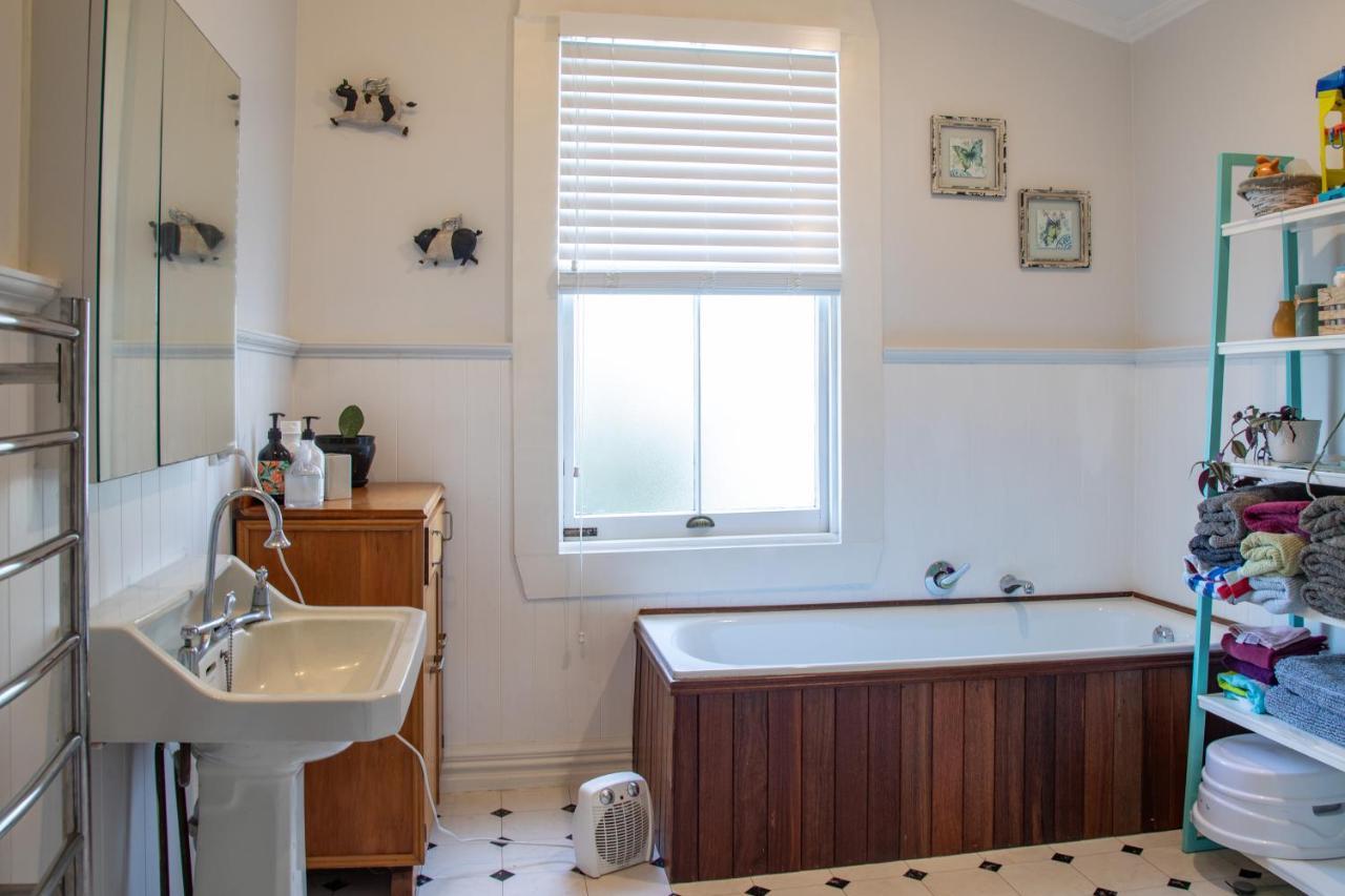 Cottage In The Heart Of Carterton エクステリア 写真