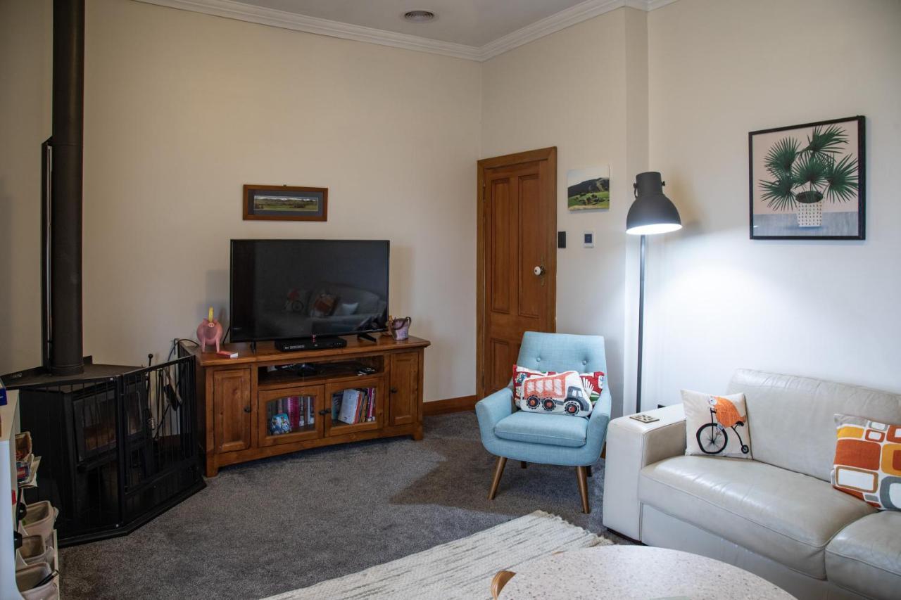 Cottage In The Heart Of Carterton エクステリア 写真
